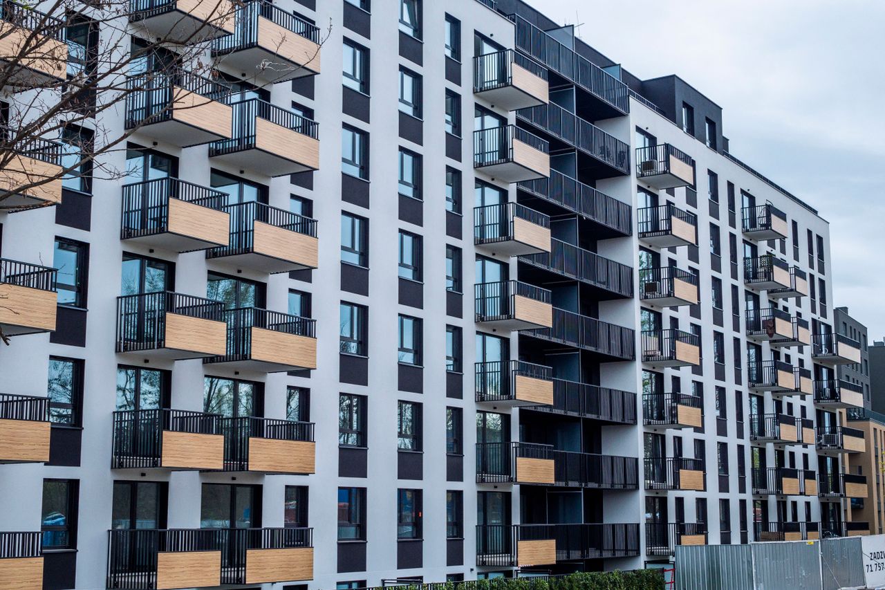 Accueil Contemporary apartment building with balconies in urban setting, showcasing modern architecture.